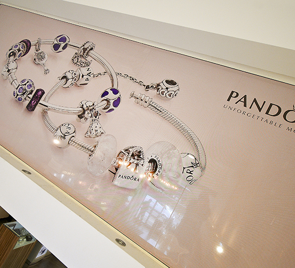 shop-window|display-vinyl|contra-vision-graphics|advertising|printing|cameo-print-and-displays|large-format-printing|cambridge|st-ives