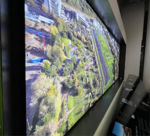 Web-printing|large-format|event-graphics|creative|pos|point-of-sale|cameo|print|cameo-print-and-displays|bespoke|bespoke-signage|mercedes|races|F1|formula-1|horse-racetrack|signage|lightbox